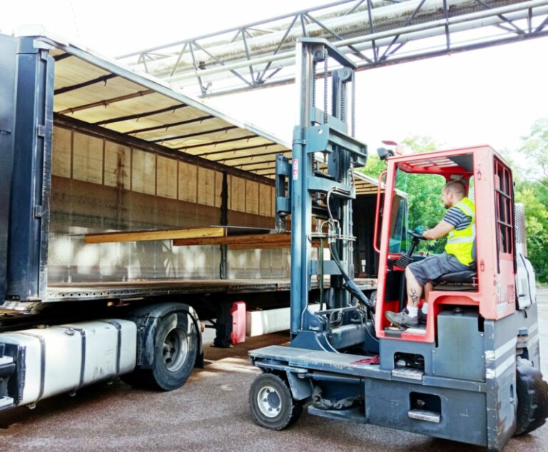 opération chargement camion logistique industrielle